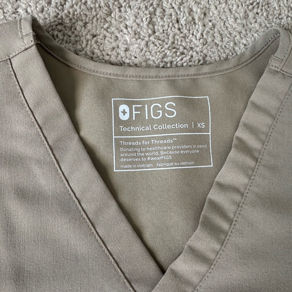 Figs Women’s Khaki Jogger Pants and Top - Picture 2 of 5